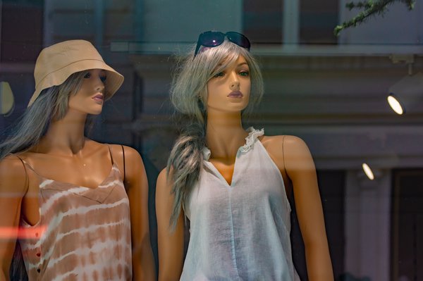 Mannequin vitrine à main : l'essentiel pour vos présentations